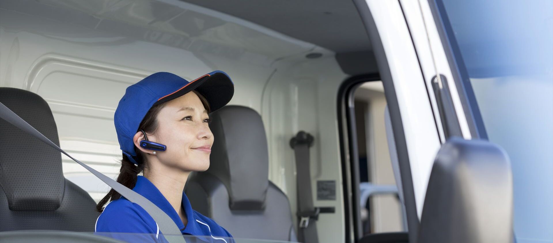 大型トラックを運転する女性ドライバー